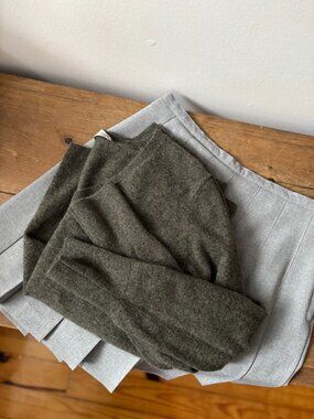 Cashmere Olive Green Everlane V-neck Sweater